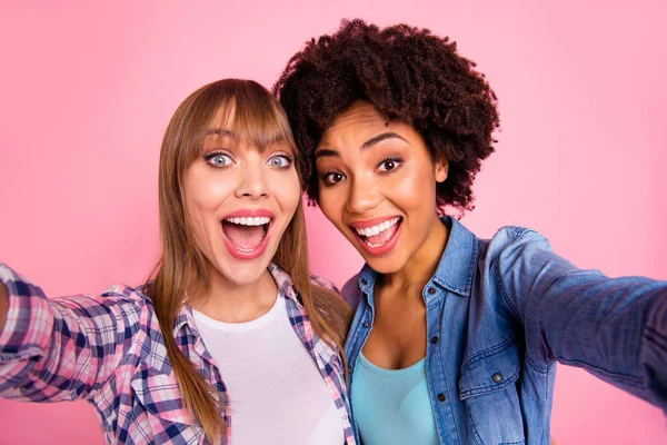 Close up foto dois funky diversidade ela suas senhoras raça diferente amigos brincalhões fazer tirar selfies espantado alegre desgaste casual jeans jeans jeans xadrez camisa roupa roupa isolado fundo rosa — Fotografia de Stock