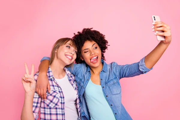 Porträtt av hennes hon två person trevlig attraktiva charmiga glada glada flickor bär casual rutig skjorta att göra selfie visar lanceattacken isolerade över rosa pastell bakgrund — Stockfoto