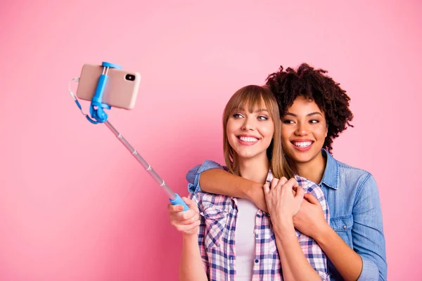 Porträtt av två person trevlig söt attraktiva charmiga söta glada glada flickor bär casual rutig skjorta gör tar selfie dag semester isolerade över rosa pastell bakgrund — Stockfoto