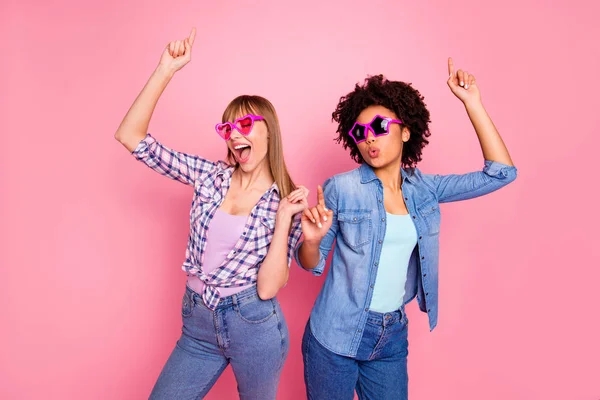 Portret van twee persoon leuk cool mooie lieve aantrekkelijke charmante vrolijke vrolijke meisjes het dragen van casual geruit overhemd met plezier geïsoleerd over roze pastel achtergrond — Stockfoto