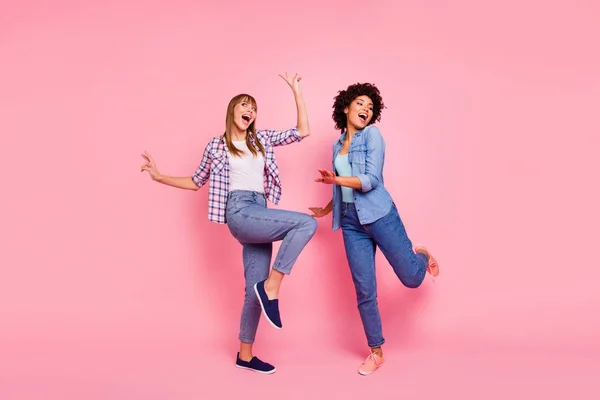 Longitud completa tamaño del cuerpo ver foto dos diversidad funky ella sus señoras bailando pop ritmos modernos cantante cantar canciones usar pantalones vaqueros casuales camisa a cuadros ropa traje aislado rosa fondo —  Fotos de Stock