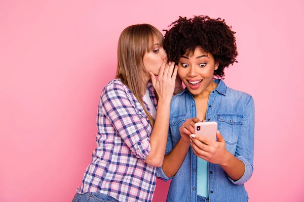 Retrato de dois encantador atraente engraçado funky ela suas senhoras levando namorados celular à procura de sms segredo isolado pastel rosa fundo — Fotografia de Stock