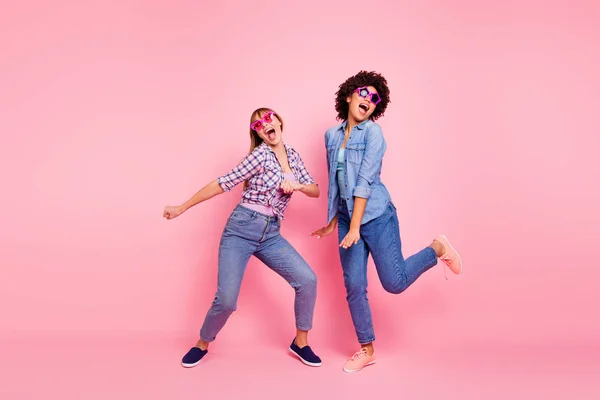 Comprimento total do corpo tamanho retrato de duas pessoas agradável-olhando legal louco despreocupado despreocupado atraente encantador meninas brincalhão vestindo camisa xadrez casual se divertindo isolado sobre fundo pastel rosa — Fotografia de Stock