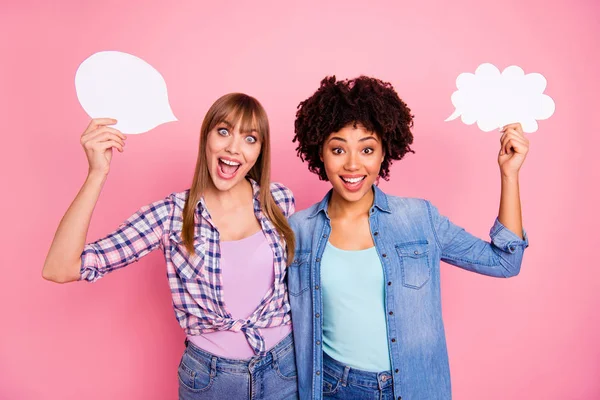 Retrato de duas pessoas agradável louco bonito encantador encantador alegre alegre engraçado meninas vestindo casual xadrez camisa segurando em mãos branco info cartões isolados sobre rosa fundo pastel — Fotografia de Stock