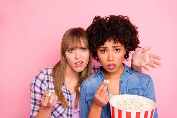 Close up photo two diversity she her ladies different race skin open mouth oh no awful film food pop corn wtf face wear casual jeans denim checkered shirt clothes outfit isolated pink background — Stock Photo, Image