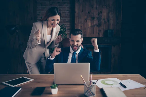 Cerca de la pantalla de aspecto de la foto ella su señora de negocios él su jefe de chico gritando sí sí fuerte puesta en marcha conjunto primer lugar empresa competiciones stand sentarse silla de oficina con traje de desgaste formal —  Fotos de Stock