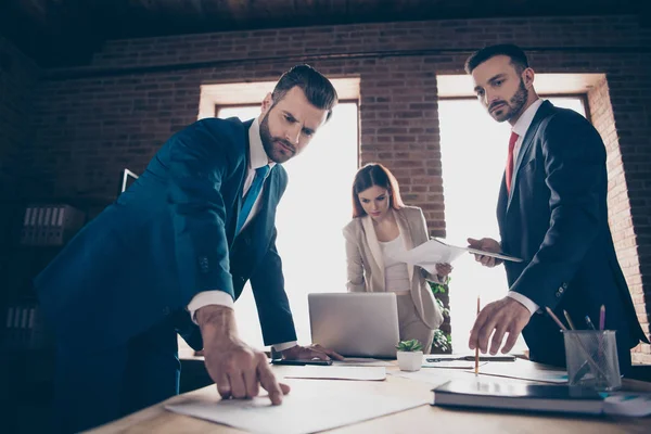 Zavřít fotografie tři partneři kariéra jí její lady business on mu jeho chlapi vzhled grafů diskutovat o nové projektu Kontrola příjmu promyšlené Rozšafín zamyšlený zaneprázdněn stand office tabulka oblek formální oblečení — Stock fotografie