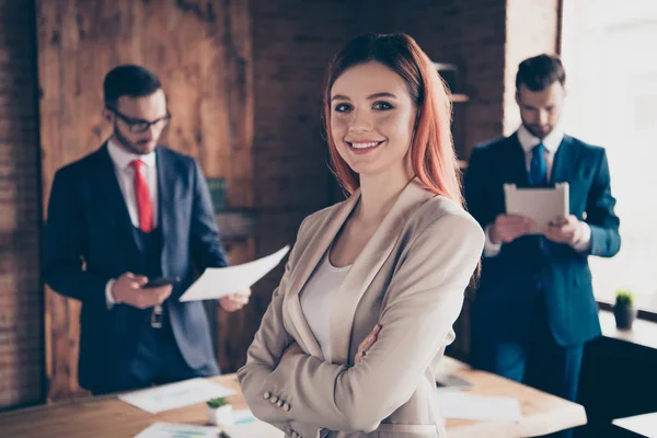 Detail fotografie tři lidé její obchodní lady doporučit kurzy rozvoje podej ruku přešla skládané učitel mu jeho kluci stand office tabulka obsahovat dokumenty nosí oblek formální oblečení — Stock fotografie