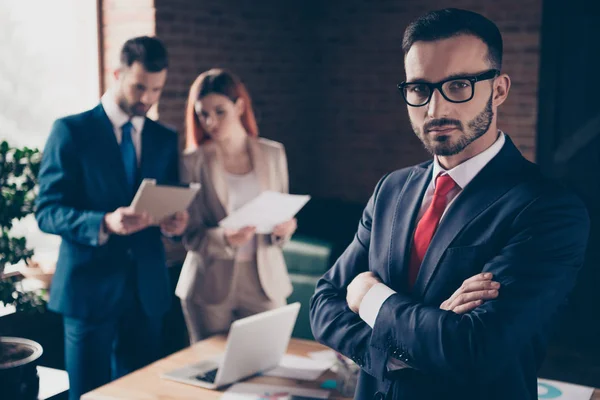 Närbild foto tre personer hon hennes business lady studie lär hålla diagram han honom hans kille tillväxt utveckling kurser händer armar korsade vikta lärare stå office tabell slitage specifikationer formella bära kostym — Stockfoto