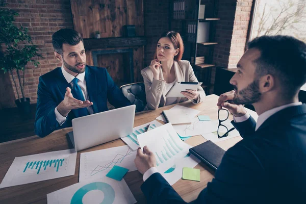 Portret van drie stijlvolle elegante stijlvolle trendy vertrouwen executive finance managers beleggers winst planning in loft industriële interieur werkplek station brainstormen — Stockfoto