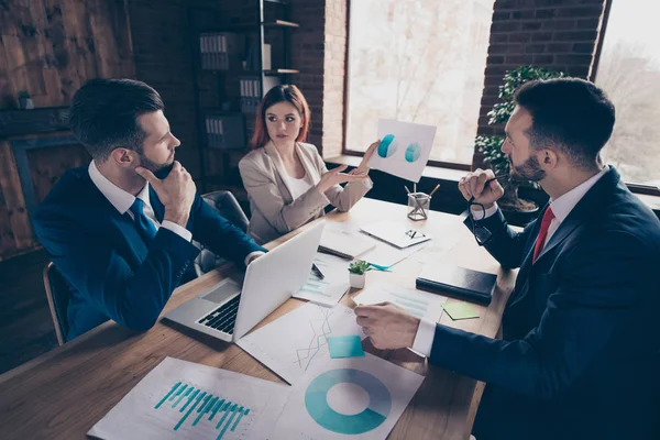 Portrait von drei stilvoll eleganten, trendigen Finanzmanagern Investoren Brainstorming Gewinnpräsentation Bericht in Loft Industrial Interior Arbeitsplatz Station — Stockfoto