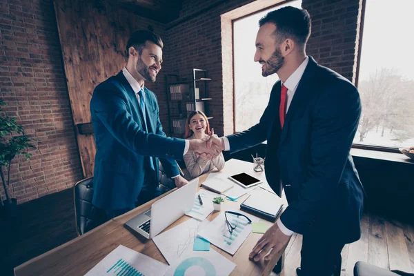 Profiel-zijaanzicht van drie mooie stijlvolle elegante stijlvolle trendy vrolijke managers schudden handen afspraak loopbaanontwikkeling promotie in loft industriële interieur werkplek station — Stockfoto