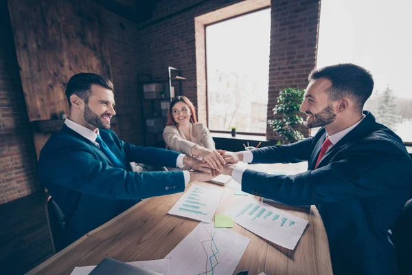 Zijaanzicht van drie elegante stijlvolle mooie knappe vrolijke haaien managers vieren promotie samenstellen van palmen in loft industriële interieur werkplek station profile — Stockfoto