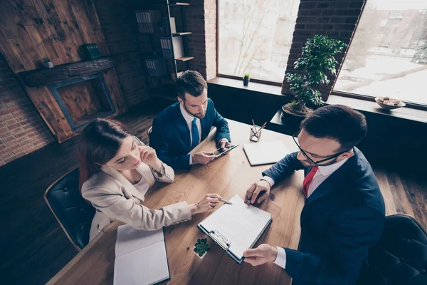 Top boven hoge hoek weergave portret van drie mooie elegante stijlvolle trendy mooie knappe ernstige uitvoerende top verkoopmanagers contract tekenen overeenkomst in loft industriële interieur werkplek station — Stockfoto