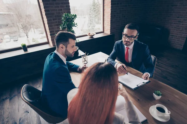 Ovan hög vinkel se porträtt av tre eleganta stilig allvarliga upptagen verkställande topp säljchefer advokat advokat kontrakt tecknar avtal i loft industriell inredning arbetsplats station — Stockfoto