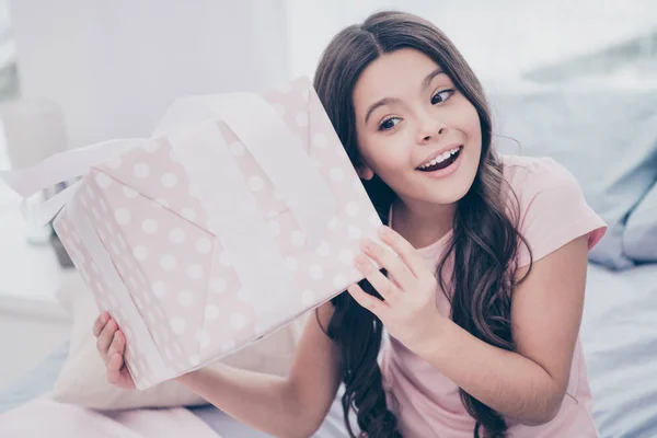 Close up photo beautiful she her her little girl sitting bed sunday weekend morning hold present box ear try guess what inside wear home t-shirt comfortable apartments flat bright light colored room — Foto de Stock