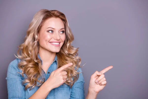 Close up foto incrível bonito ela sua senhora segurar braço mão relógio ver espaço vazio propor oferta comprar comprador novo produto vestindo jeans casuais roupas de camisa jeans roupa isolado fundo cinza — Fotografia de Stock