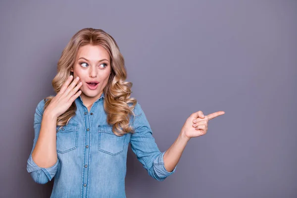 Ritratto di lei lei bello carino bello dolce affascinante affascinante attraente allegro stupito dai capelli ondulati signora indicando dito da parte annuncio isolato su grigio viola pastello sfondo — Foto Stock