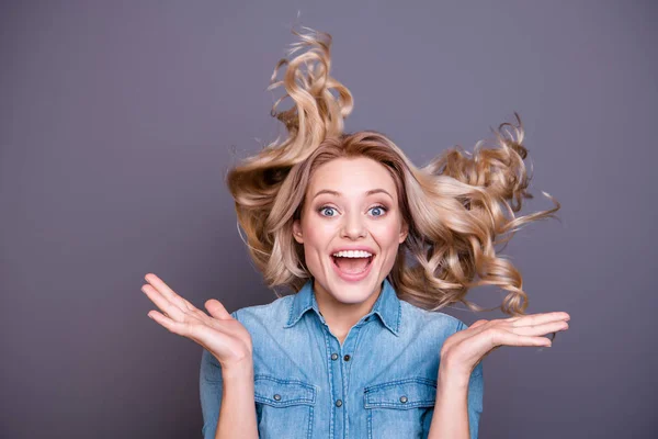 Nahaufnahme Porträt von ihr sie schön aussehende niedliche wunderschöne charmante attraktive fröhliche wellige Dame jubelt Spaß Locken wehen isoliert über grau violett lila Pastell Hintergrund — Stockfoto