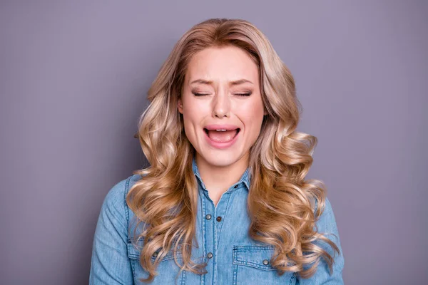 Primer plano retrato de lindo lindo atractivo desesperado de pelo ondulado miserable dama llorando teniendo malas noticias día aislado sobre gris violeta pastel fondo — Foto de Stock