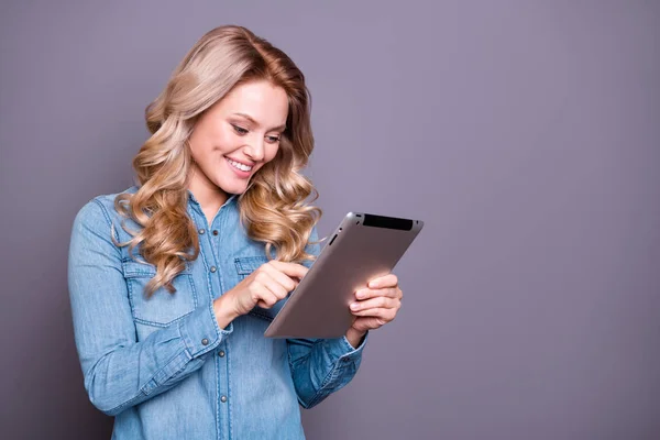 Portrait of her she nice cute lovely charming attractive cheerful cheery wavy-haired lady wearing blue shirt holding in hands new cool tablet isolated over gray pastel background — Stock Photo, Image