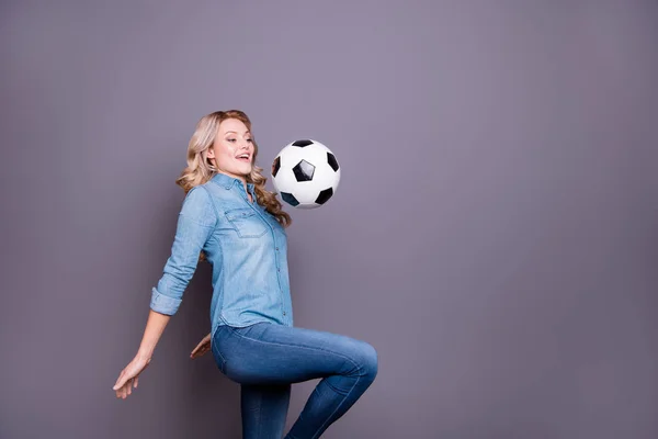 Retrato dela ela agradável encantador encantador atraente alegre senhora de cabelos ondulados vestindo ventilador camisa azul jogando movimento bola preto e branco movimento isolado sobre fundo cinza — Fotografia de Stock