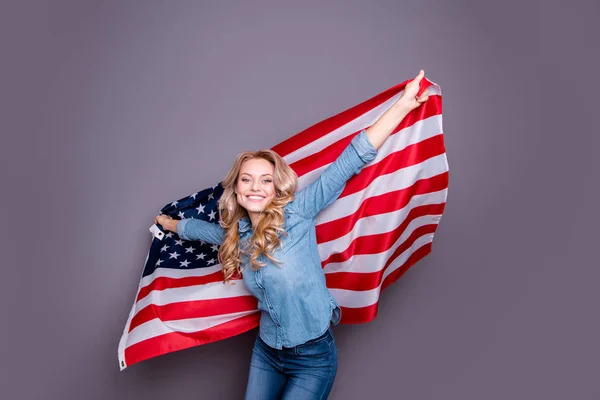 Porträtt av hennes hon fin söt charmig härlig attraktiva Glad optimistisk vågig-haired dam håller i händerna flagga grönt kort Vinn vinnare isolerade över grå lila violett pastell bakgrund — Stockfoto