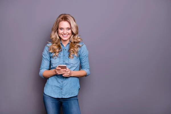 Portret van haar ze aardig leuke charmante mooie aantrekkelijk fascinerende vrolijke vrolijke golvende-haired dame nieuwe gadget geïsoleerd over grijs paars violet pastel achtergrond gebruiken — Stockfoto