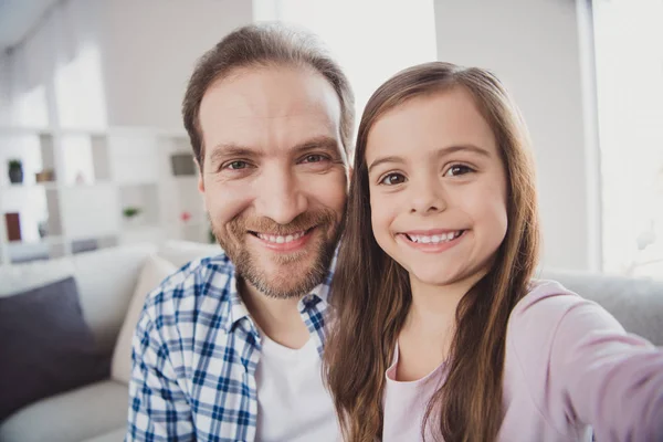 Self-portrait of his he her she nice cute charming attractive sweet cheerful cheery positive pre-teen girl bearded dad daddy in light white interior room indoors — Stock Photo, Image