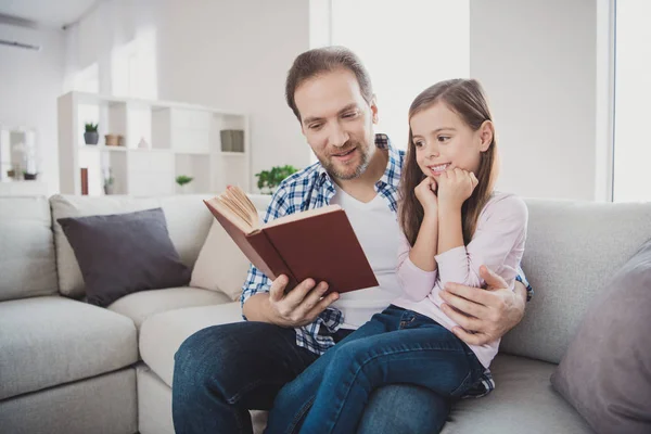 Retrato de su ella ella linda linda encantadora atractiva alegre alegre pre-adolescente chica guapo barbudo papá sentado en diván enseñanza en la moderna luz blanca habitación interior interior —  Fotos de Stock