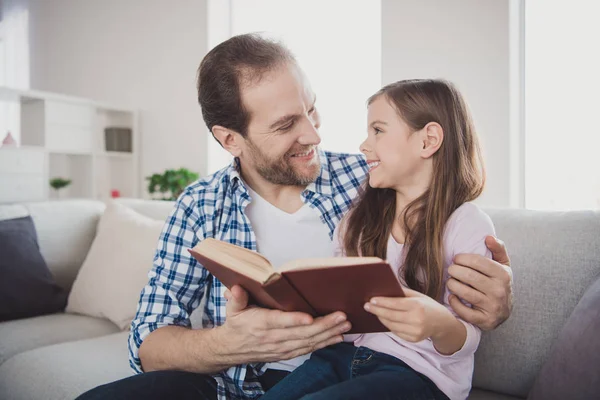 Primer plano retrato de su ella ella agradable lindo dulce atractivo alegre alegre alegre pre-adolescente chica guapo barbudo papá sentado en diván enseñanza en la moderna luz blanca habitación interior en interiores — Foto de Stock