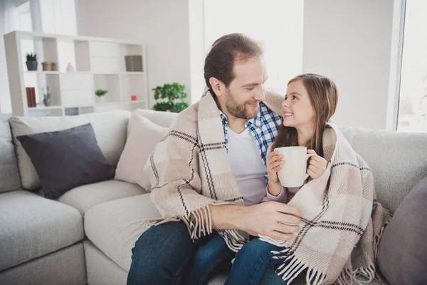 Retrato de su ella ella linda linda atractiva alegre adorable pre-adolescente chica guapo barbudo papá sentado en diván beber cacao caliente en la moderna luz blanca habitación interior — Foto de Stock