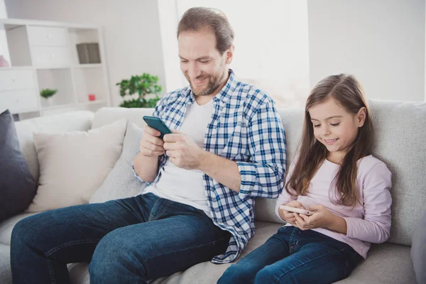 Arcképe ő ő ő ő szép aranyos szép vonzó pre-teen vidám vidám lány trendi csinos szakállas apa ül a divan segítségével játszani a játékot a könnyű fehér belső tér beltéri sejt — Stock Fotó