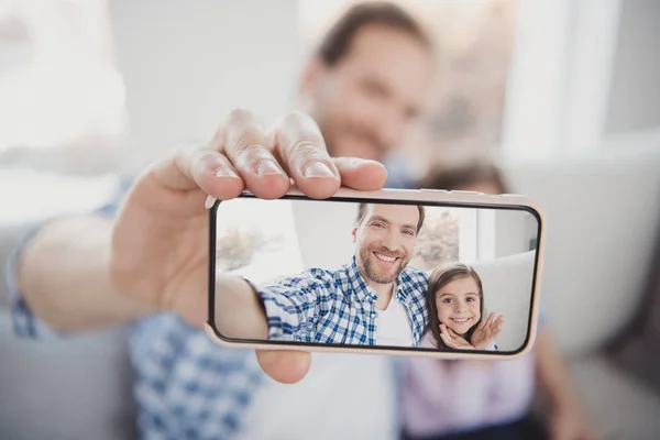 Primer plano retrato de la cámara de la célula agradable lindo atractivo pre-adolescente alegre chica positiva guapo barbudo papá tomando selfie foto daydream moda en blanco claro habitación interior interior —  Fotos de Stock