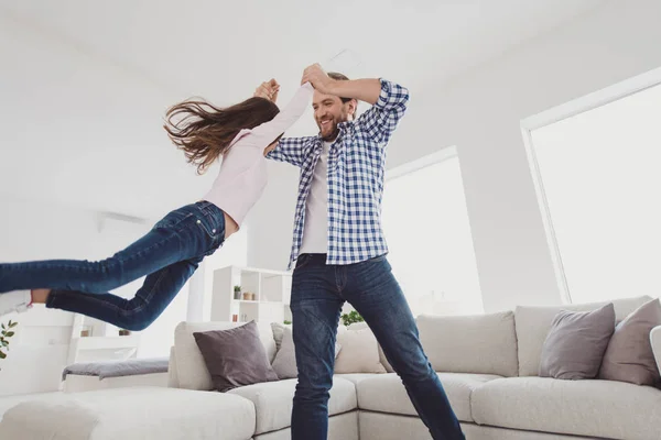 Eğleniyor güzel güzel çekici güzel neşeli komik önceden bir genç kız yakışıklı trendy şık baba baba portresi daydream sabah hafif beyaz iç odada kapalı dans etmeye uçan — Stok fotoğraf