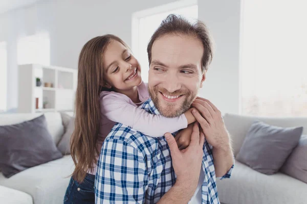 Primer plano retrato de agradable dulce encantadora alegre alegre alegre pre-adolescente chica guapo papá de moda divertirse daydream vacaciones de ensueño de la mañana en la luz moderna habitación interior blanca en interiores — Foto de Stock