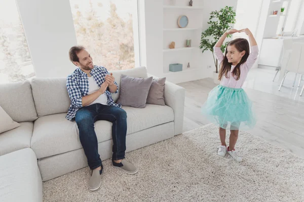 Nice cute sweet lovely attractive cheerful cheery positive stylish elegant pre-teen girl dancing move dad daddy applauding in modern light white interior room indoors — Stock Photo, Image