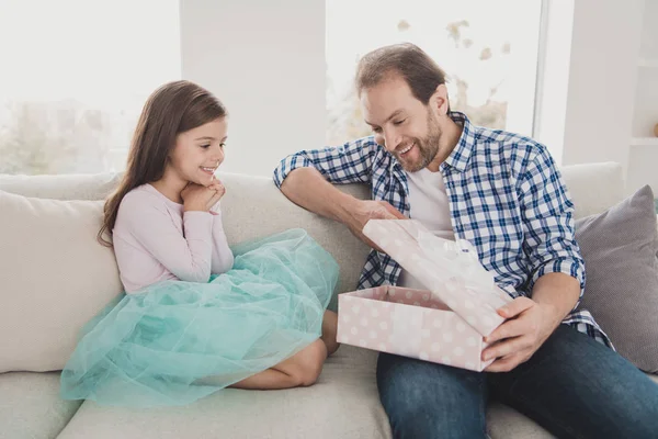 De cerca la foto poco pequeño ella su chica llevándolo su padre juntos sentado gran regalo papá soltero pasar el domingo por la mañana celebrando el desgaste preocupado cuadros camisa casa acogedor diván — Foto de Stock