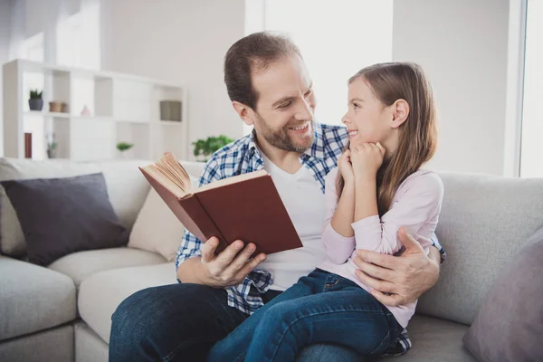 Retrato de su ella ella agradable lindo encantador atractivo alegre alegre positivo pre-adolescente chica guapo barbudo papá sentado en diván enseñanza en la moderna luz blanca habitación interior interior — Foto de Stock