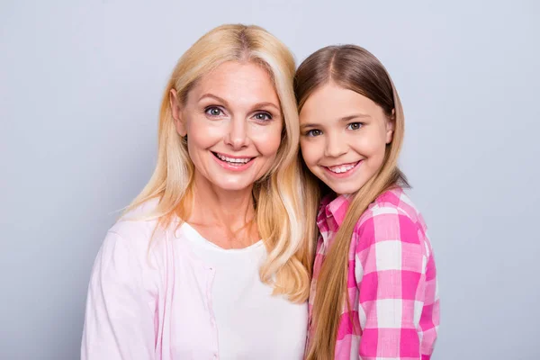 Närbild porträtt av två fina söt charmiga attraktiva härliga söta anbud skonsam glada trevliga människor bär casual isolerade över grå pastellfärgade bakgrunden — Stockfoto