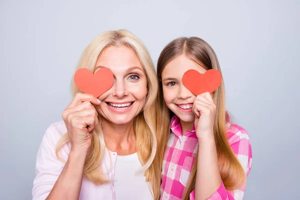 Close up foto funky capelli biondi lei la nonna piccola nipotina nascondere occhi carta cuore figura fatto a mano carta per i genitori indossare rosa plaid maglione camicia a scacchi isolato sfondo grigio — Foto Stock