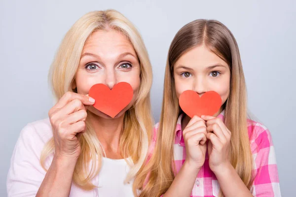 Närbild foto funky blont hår hon hennes mormor lilla små barnbarn Dölj mun papper hjärta figur handgjorda vykort föräldrar bära rosa Pläd rutig skjorta tröja isolerade grå bakgrund — Stockfoto