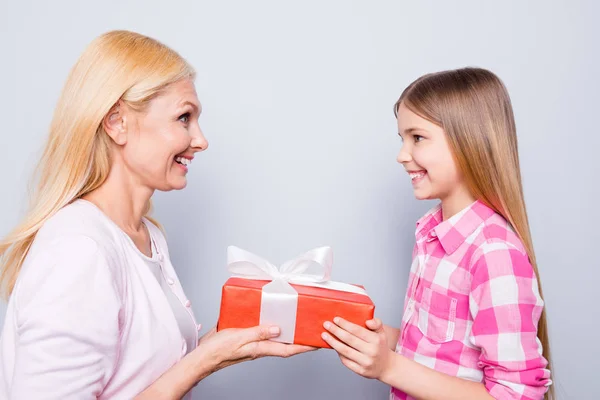 Cerca de perfil lateral foto pelo rubio ella su abuelita nieta celebrar gran caja de regalo mejor nieto emocionado sorprendido usar rosa cuadros camisa suéter aislado fondo gris — Foto de Stock