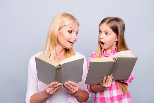 Nahaufnahme Foto entzückend freundlich blondes Haar sie ihre Oma kleine Enkelin halten Bücher lesen teilen Eindrücke Gefühle tragen lässig rosa karierten Hemdpullover isoliert grauen Hintergrund — Stockfoto