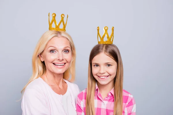 Närbild foto cheer två personer blond haired hon hennes mormor lilla dotter helgen aktiviteter kronor på huvudet stjärnor bär Rosa Pläd rutig skjorta tröja pullover isolerade ljus grå bakgrund — Stockfoto