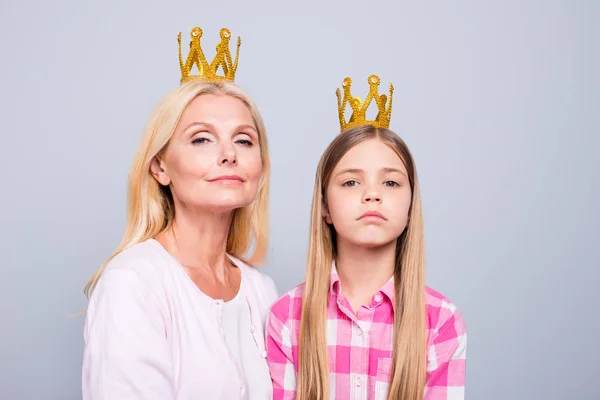 De cerca foto dos rubio pelo ella su abuela pequeña hija fin de semana coronas cabeza orden expresión arrogante desgaste rosa cuadros camisa a cuadros suéter suéter aislado gris claro fondo —  Fotos de Stock