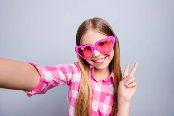 Close up photo blond haired she his little lady weekend holiday mood make take selfies show v-sign say hallo wear heart figure specs rosa kariertes Hemd Kleidung Outfit isoliert grauen Hintergrund — Stockfoto
