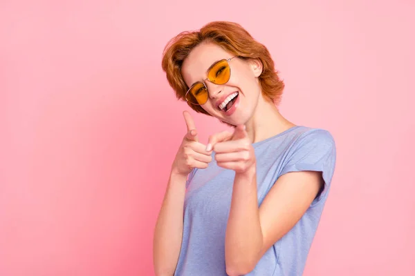 Portret van haar ze aardig leuke charmante aantrekkelijke vrolijke vrolijke meisje dragen casual blauw t-shirt geel brillen aanwijsapparaat twee wijsvingers op je geïsoleerd over roze pastel achtergrond — Stockfoto