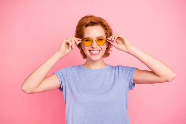 Retrato dela ela agradável bonito encantador atraente linda alegre menina alegre vestindo casual azul t-shirt tocando legal amarelo óculos isolados sobre rosa fundo pastel — Fotografia de Stock