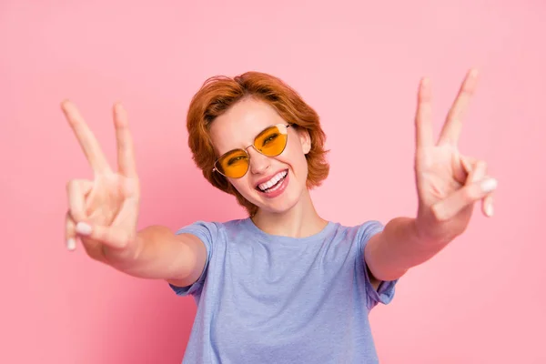 Närbild porträtt av hennes hon trevlig söt charmig bedårande attraktiva härlig Glad optimistisk tjej bär casual blå t-shirt gul glasögon ger dig dubbel lanceattacken isolerade över rosa bakgrund — Stockfoto